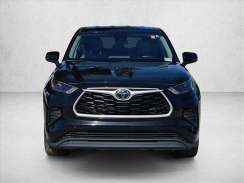 Used 2023 Toyota Highlander L FWD image 2