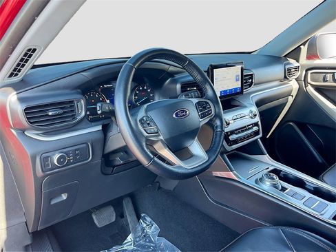 Used 2021 Ford Explorer XLT w/ Equipment Group 202A image 9