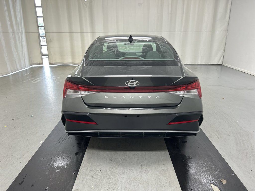 Used 2024 Hyundai Elantra SEL w/ Convenience Package FWD image 22
