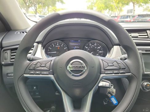 Used 2018 Nissan Rogue S FWD image 19