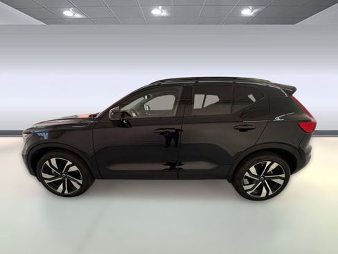 Used 2025 Volvo XC40 B5 Plus image 2