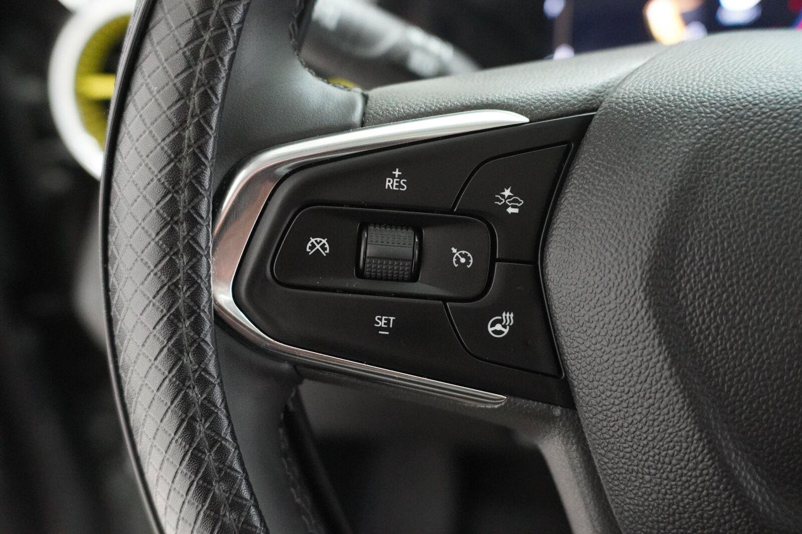 Used 2025 Chevrolet Trax ACTIV w/ Sunroof Package FWD image 9