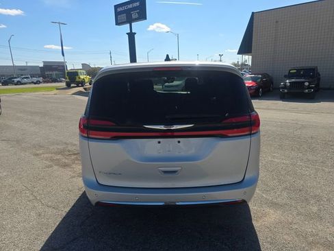 Used 2024 Chrysler Pacifica Touring-L FWD image 6