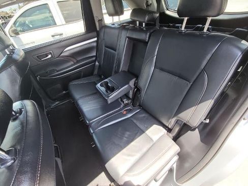 Used 2019 Toyota Highlander XLE FWD image 26