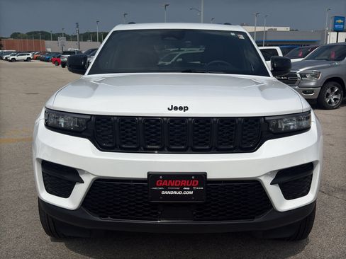 Used 2025 Jeep Grand Cherokee Altitude AWD/4WD image 3
