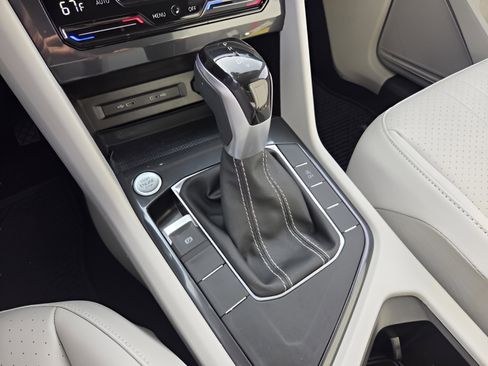 Used 2022 Volkswagen Tiguan SE image 17