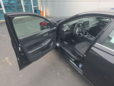 Used 2025 Nissan Altima 2.5 SV FWD image 11