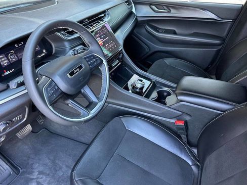 Used 2025 Jeep Grand Cherokee L Altitude image 10