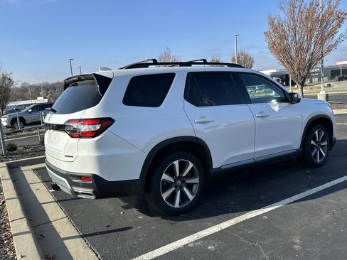Used 2024 Honda Pilot Touring image 10