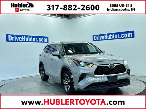 Used 2021 Toyota Highlander XLE AWD/4WD image 1