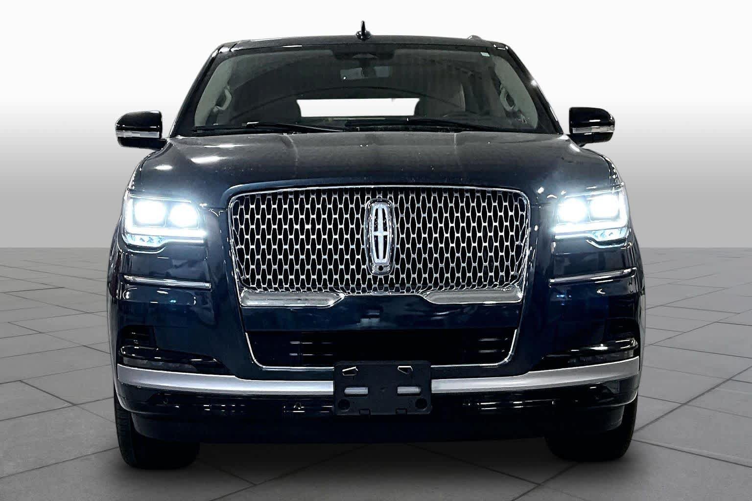 Used 2022 Lincoln Navigator Reserve AWD/4WD image 4