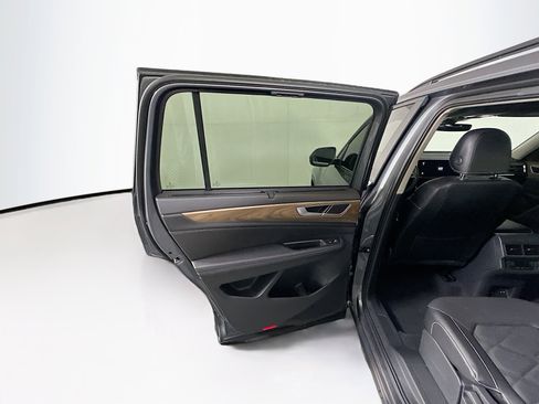Used 2024 Volkswagen Atlas SE w/ Panoramic Sunroof Package FWD image 27