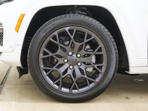 Used 2025 Jeep Grand Cherokee Summit AWD/4WD image 12