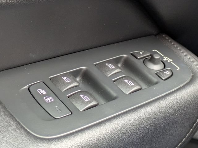 Used 2023 Volvo XC60 B5 Plus FWD image 27