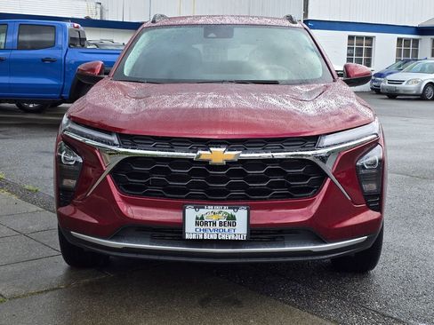Used 2025 Chevrolet Trax LT FWD image 2
