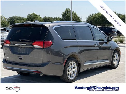 Used 2017 Chrysler Pacifica Limited FWD image 4