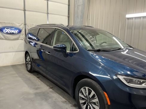 Used 2021 Chrysler Pacifica Touring-L image 4