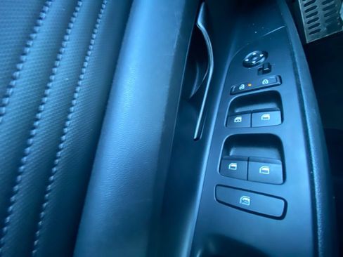 Used 2025 Hyundai Elantra Sport FWD image 17
