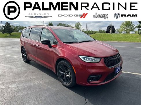 Used 2025 Chrysler Pacifica Limited FWD image 1