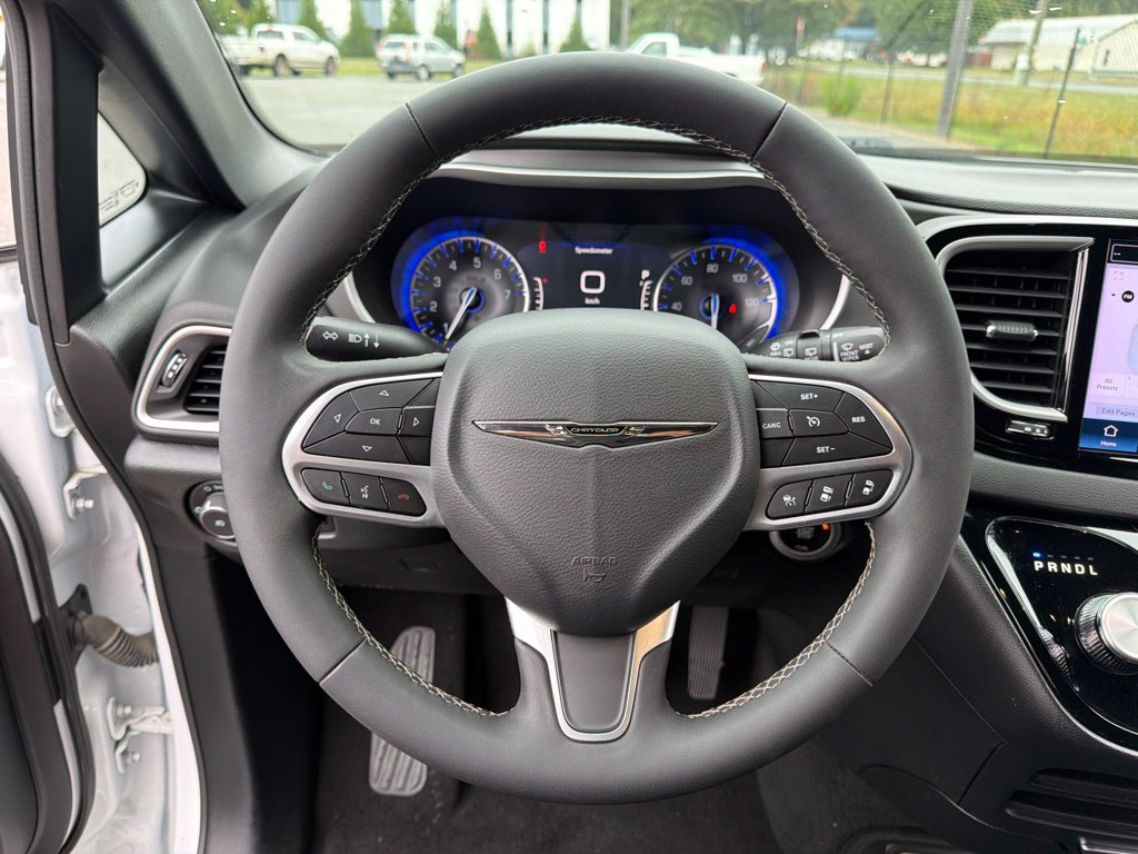 Used 2025 Chrysler Pacifica Select FWD image 14