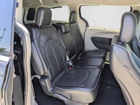 Used 2017 Chrysler Pacifica Limited FWD image 20