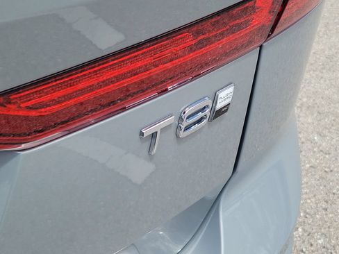 Used 2025 Volvo XC60 T8 Plus w/ Protection Package Premier AWD/4WD image 9