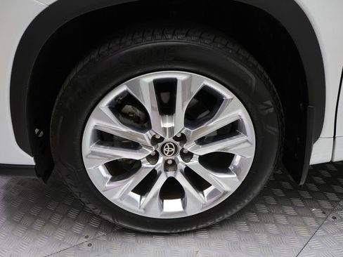 Used 2024 Toyota Highlander Limited image 4