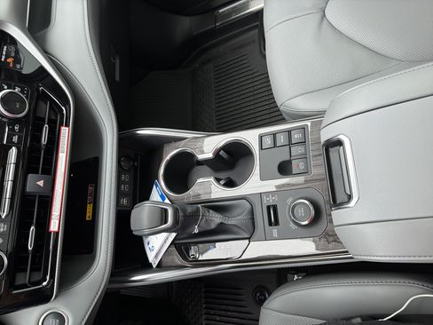 New 2026 Toyota Highlander Platinum image 14