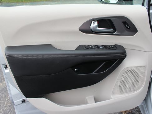 Used 2024 Chrysler Pacifica Select image 25