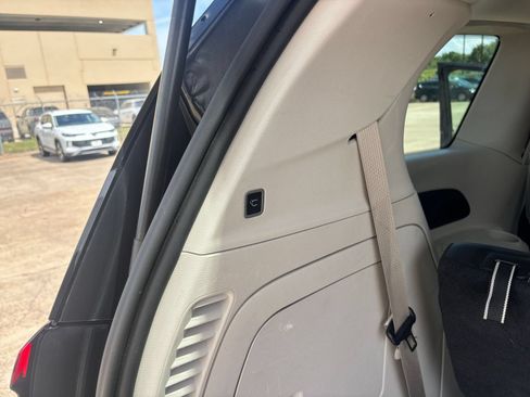 Used 2023 Chrysler Pacifica Touring-L FWD image 23