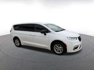 Used 2025 Chrysler Pacifica Select video 2