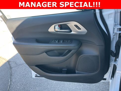 Used 2025 Chrysler Pacifica Limited image 36