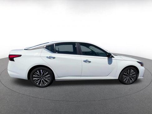 Used 2025 Nissan Altima 2.5 SV FWD image 16