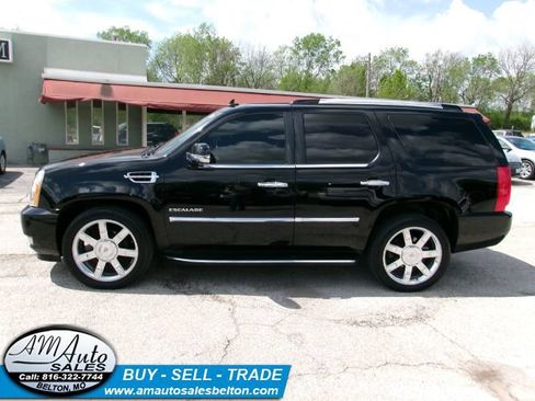 Used 2011 Cadillac Escalade Luxury image 2