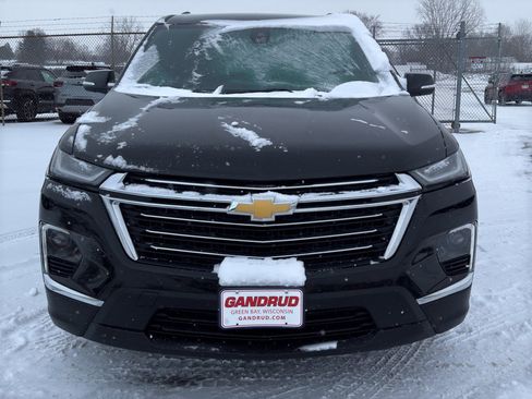 Used 2023 Chevrolet Traverse LT image 3