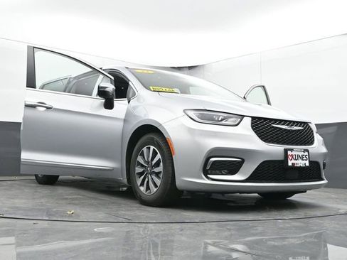 Used 2023 Chrysler Pacifica Limited image 72