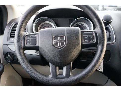 Used 2018 Dodge Grand Caravan SE w/ UConnect Hands-Free Group image 23