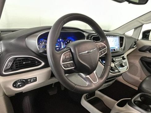 Used 2024 Chrysler Pacifica Touring-L FWD image 13