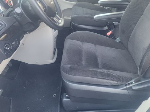 Used 2018 Dodge Grand Caravan SE w/ UConnect Hands-Free Group image 11