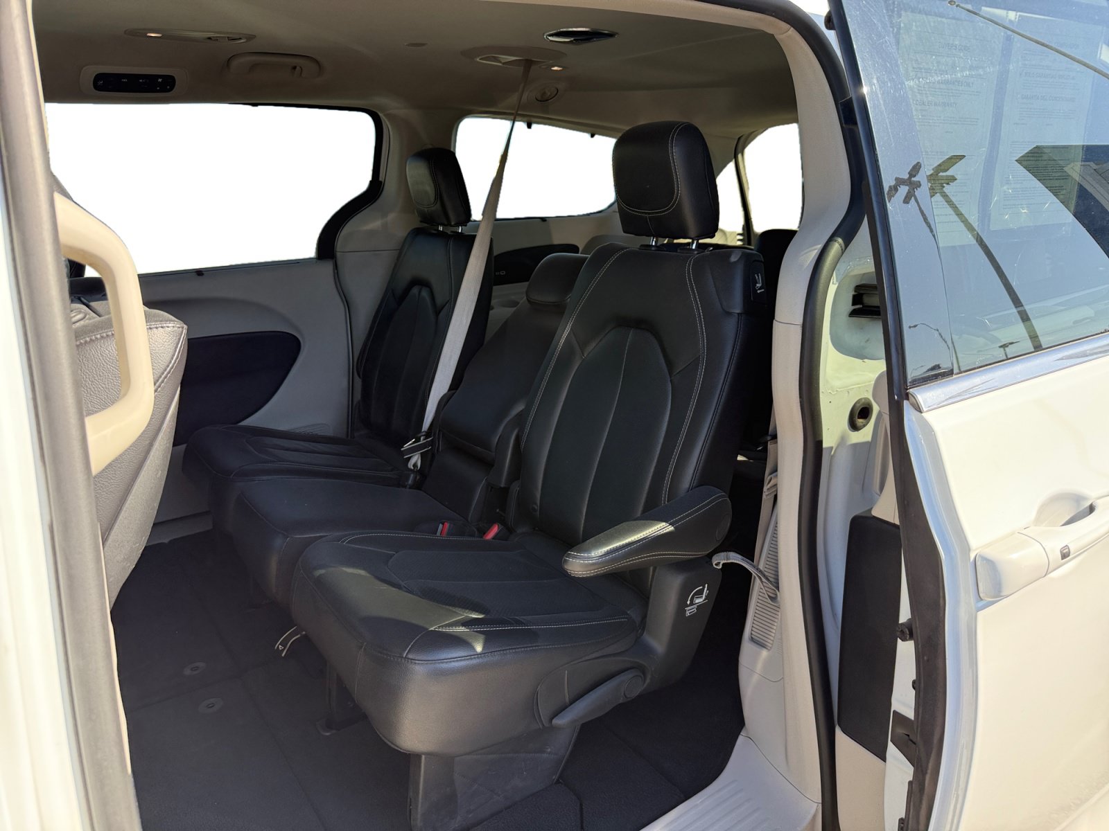 Used 2022 Chrysler Pacifica Touring-L w/ Uconnect Theater Family Group FWD image 16