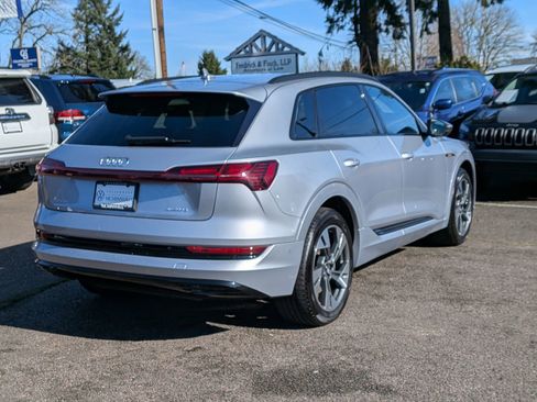 Used 2022 Audi e-tron Premium w/ Convenience Plus Package image 5