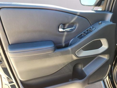 Used 2024 Nissan Frontier SV image 14