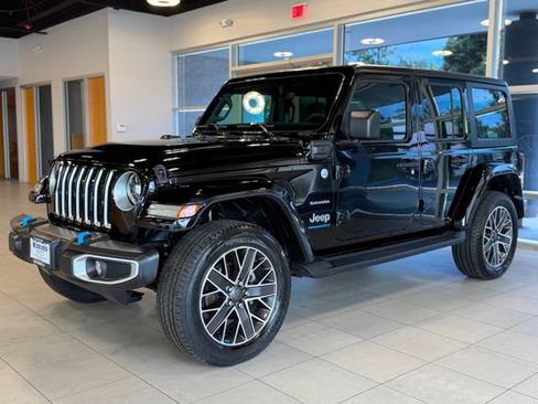 Used 2023 Jeep Wrangler Unlimited Sahara AWD/4WD image 4