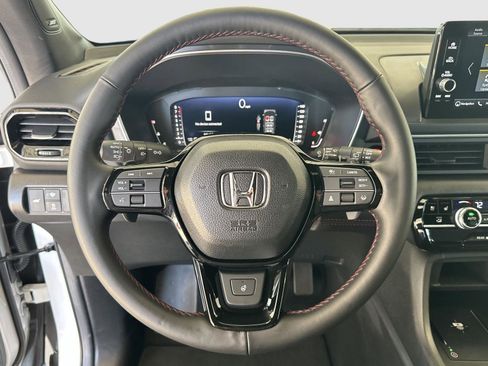 Certified 2025 Honda Pilot Black Edition image 9