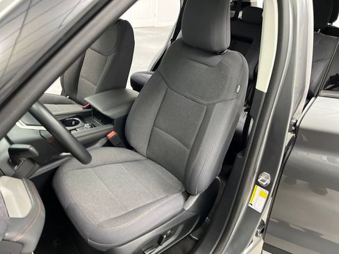 Used 2025 Ford Explorer Active AWD/4WD image 11