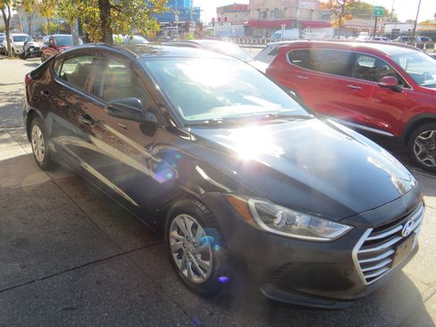 Used 2018 Hyundai Elantra SE image 3