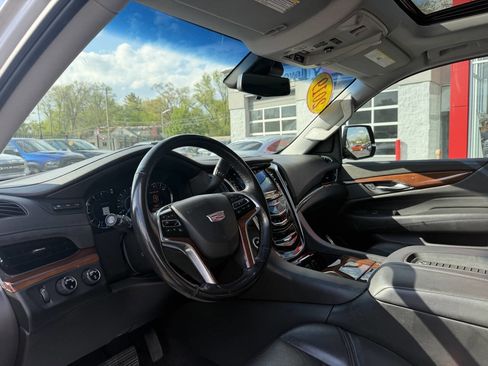 Used 2019 Cadillac Escalade Luxury AWD/4WD image 11