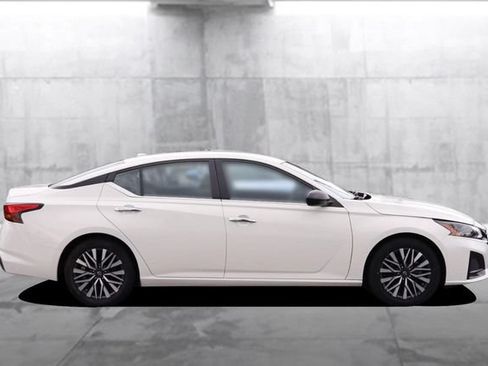 Certified 2025 Nissan Altima 2.5 SV FWD image 5