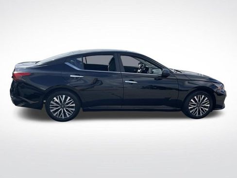 Used 2024 Nissan Altima 2.5 SV FWD image 9