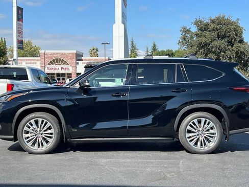 New 2025 Toyota Highlander Platinum image 6